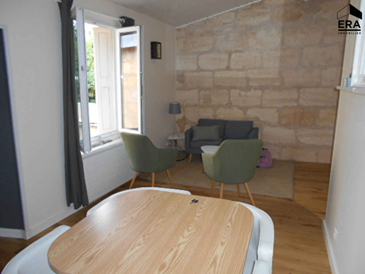 Photo A louer T2 meublé 40m2 immeuble pierre place Tourny image 2/5