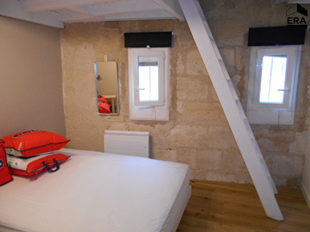 Photo A louer T2 meublé 40m2 immeuble pierre place Tourny image 3/5