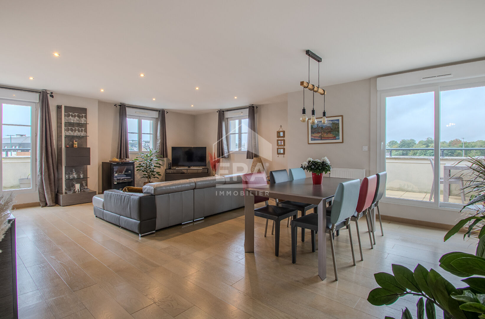 Gournay-sur-Marne. Centre-ville. Vente appartement 5 pièces. 138m²