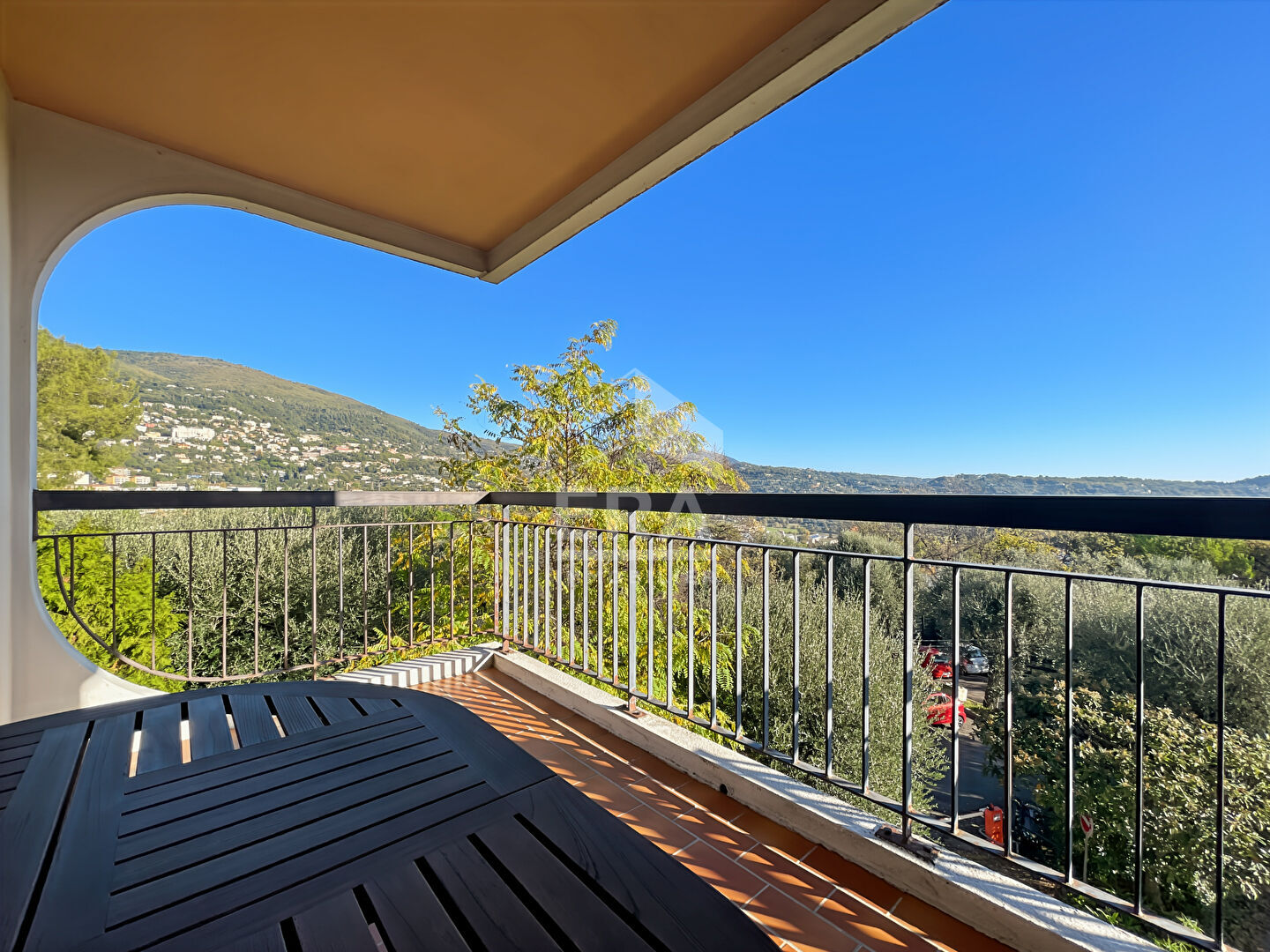 APPARTEMENT DE TYPE 5 PIECES AVEC VUE DÉGAGÉE