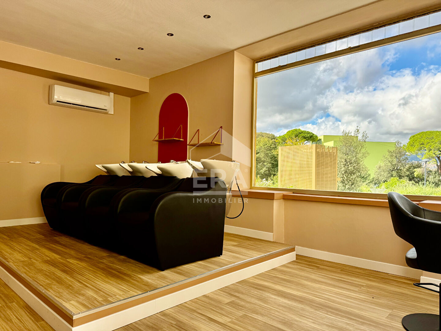 Photo Local commercial Mouans Sartoux 82 m2 image 2/6