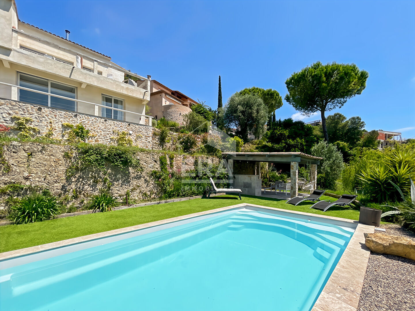 VILLA CONTEMPORAINE AU CALME ABSOLU A PIED DU COEUR DE MOUGINS