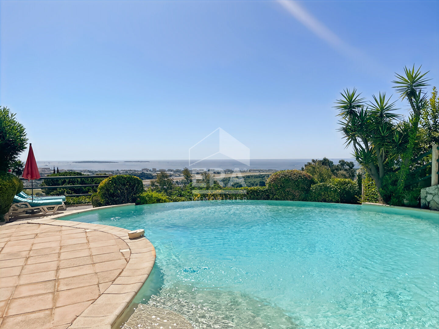 Photo VILLA 10 PIECES  AVEC PISCINE ET DEPENDANCES image 2/6