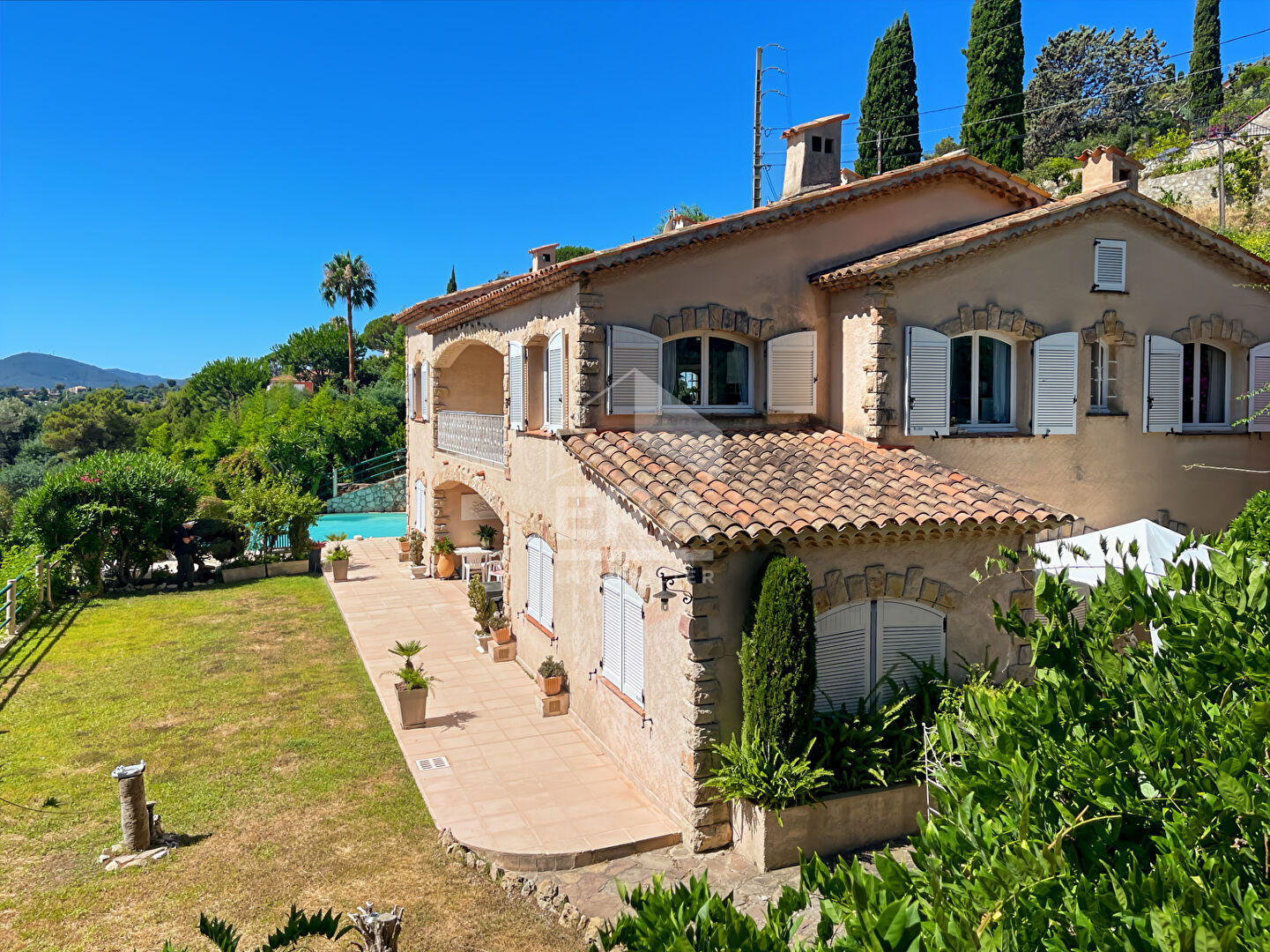 Photo VILLA 10 PIECES  AVEC PISCINE ET DEPENDANCES image 5/6