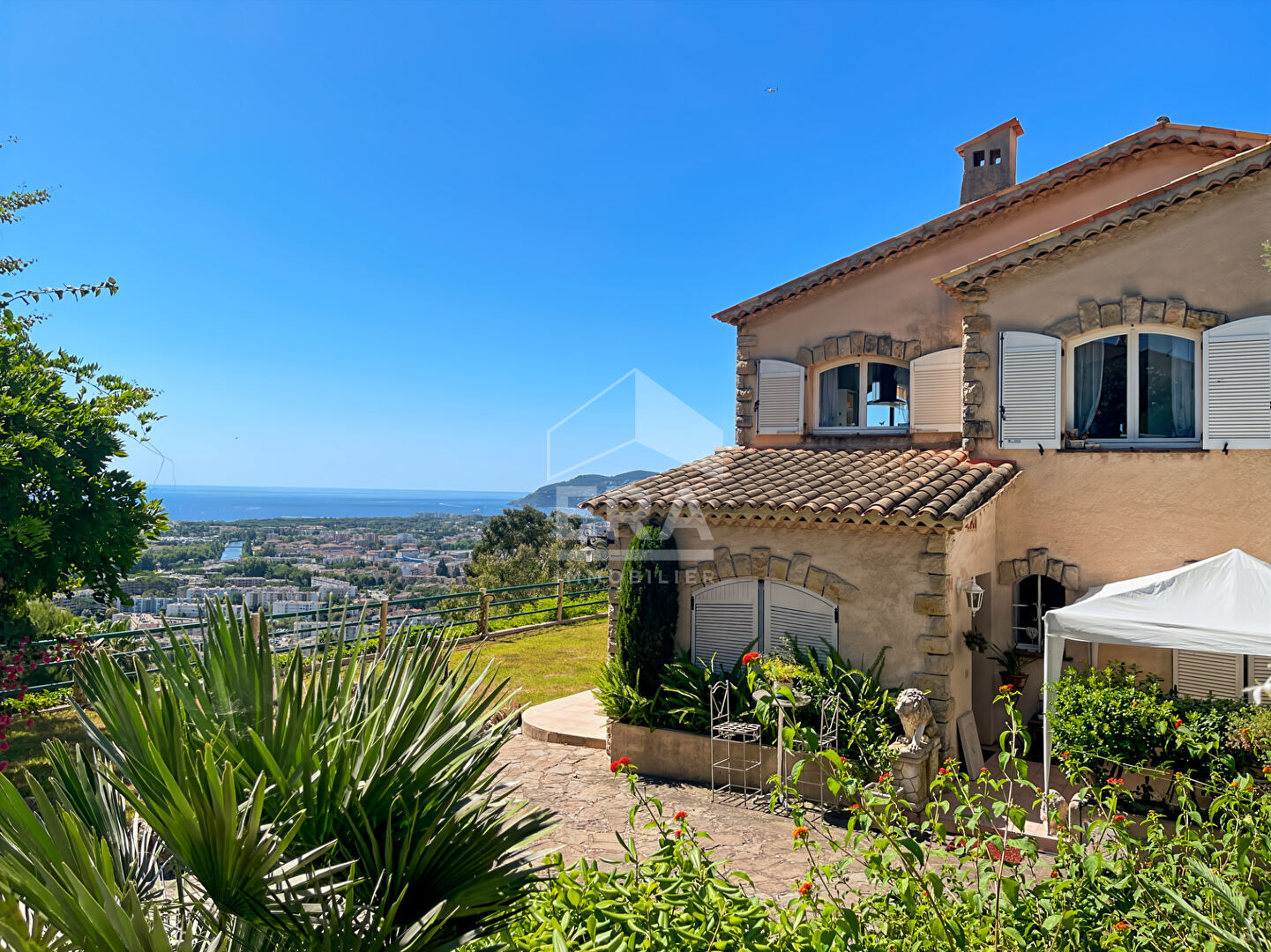 Photo VILLA 10 PIECES  AVEC PISCINE ET DEPENDANCES image 6/6