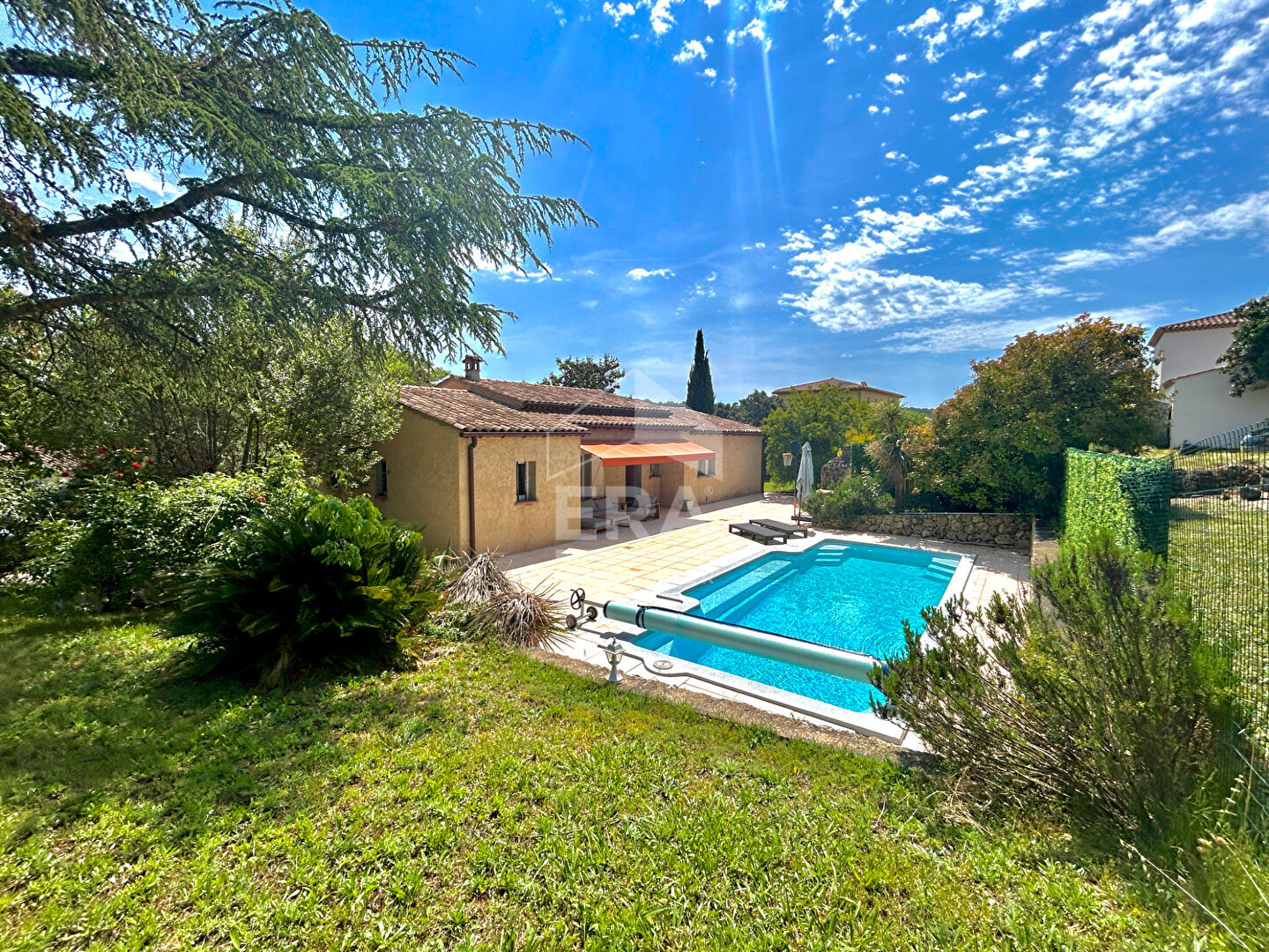 Photo VILLA INDIVIDUELLE DE TYPE 5 PIÈCES AVEC PISCINE image 1/6