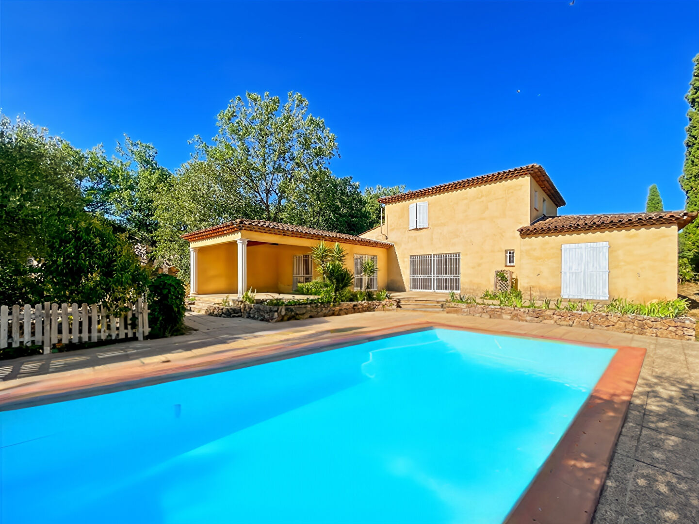 VILLA INDIVIDUELLE DE TYPE 5 PIÈCES AVEC PISCINE
