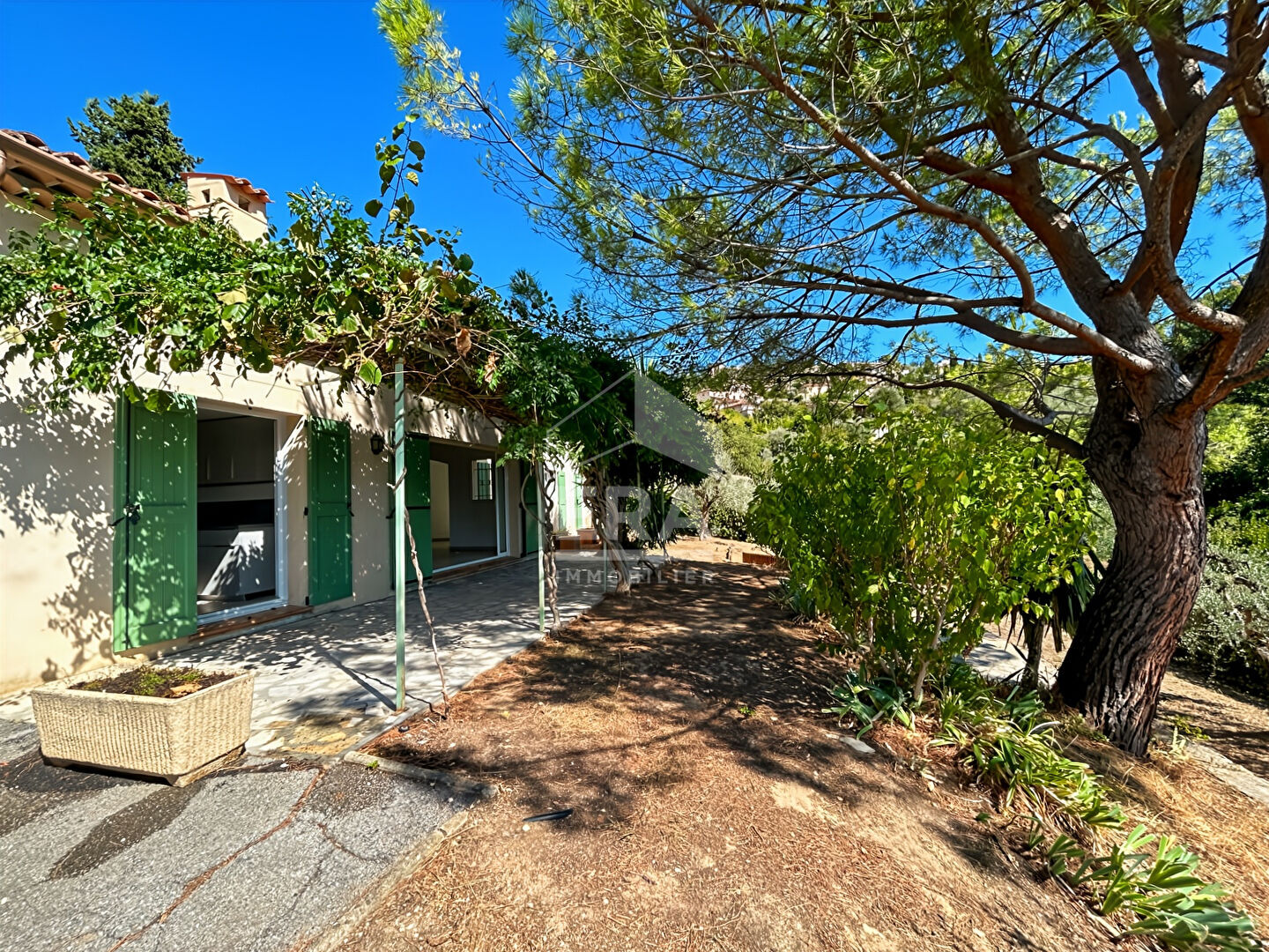 Photo VILLA INDIVIDUELLE DE TYPE 8 PIÈCES image 2/6