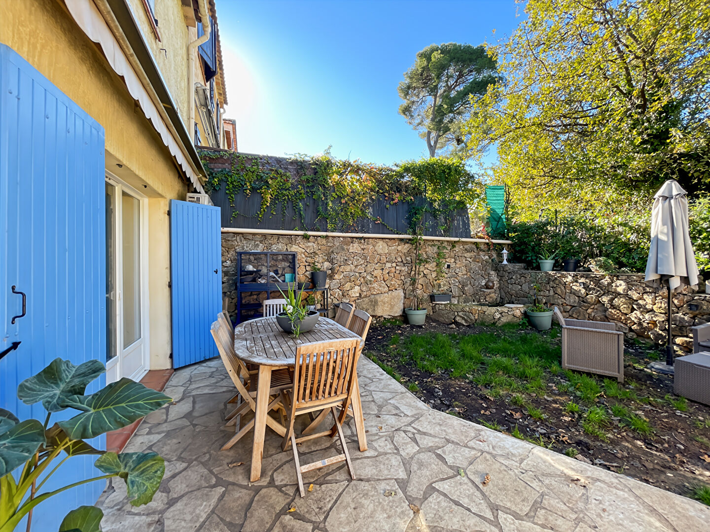 MAISON JUMELÉE DE TYPE 4/5 PIÈCES DANS DOMAINE SÉCURISÉ