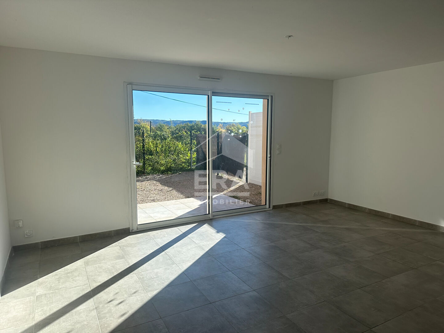 Villa mitoyenne neuve à louer à Volx