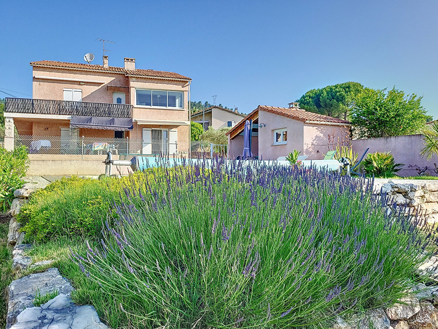 Photo Maison Manosque 7 pièces 205 m2 sur 1715m2 avec piscine au sel sécurisée image 2/6