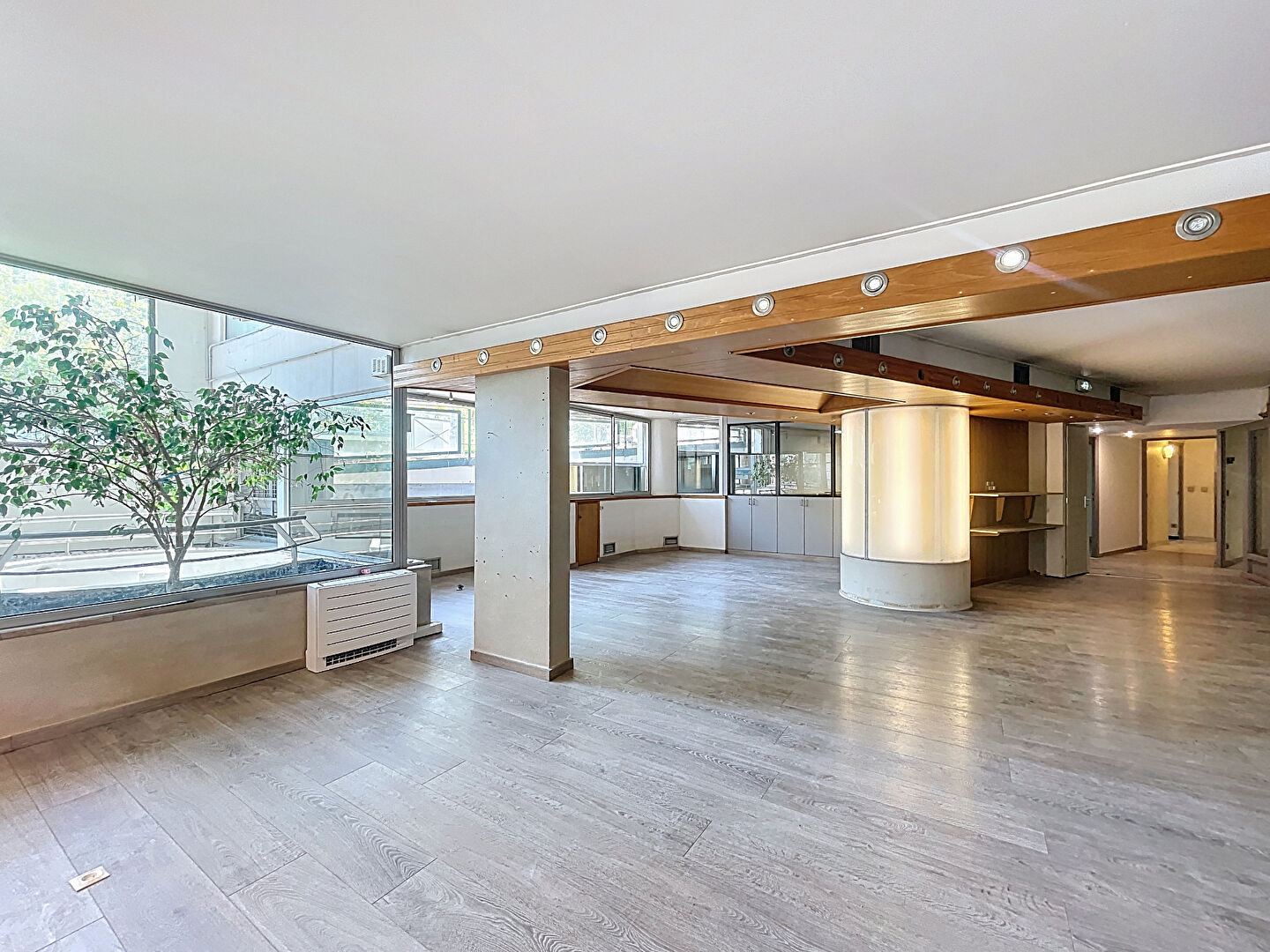 Manosque, Local commercial 5 pièces 303 m²