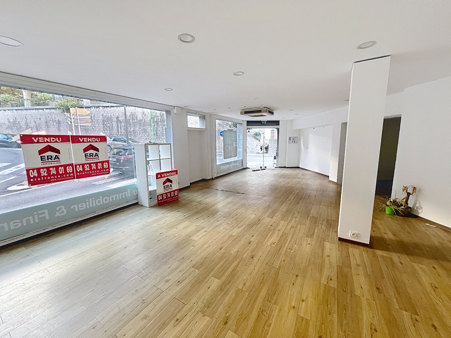 Photo Local commercial avec appartement et terrasse image 4/6