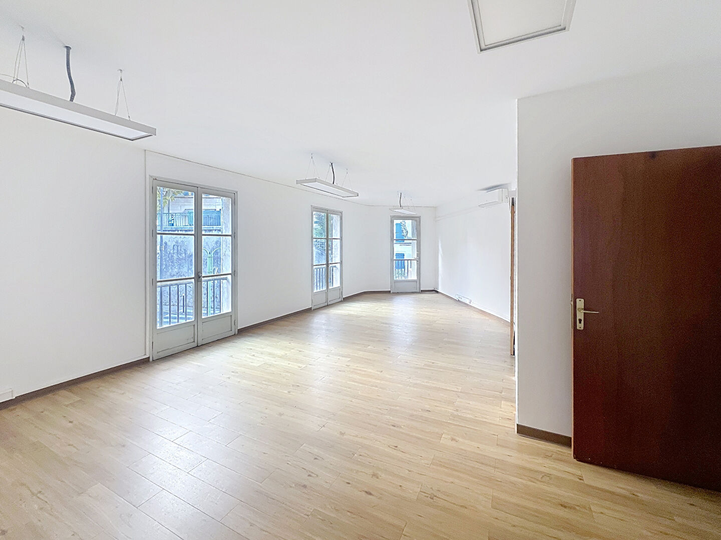 Photo Local commercial avec appartement et terrasse image 5/6