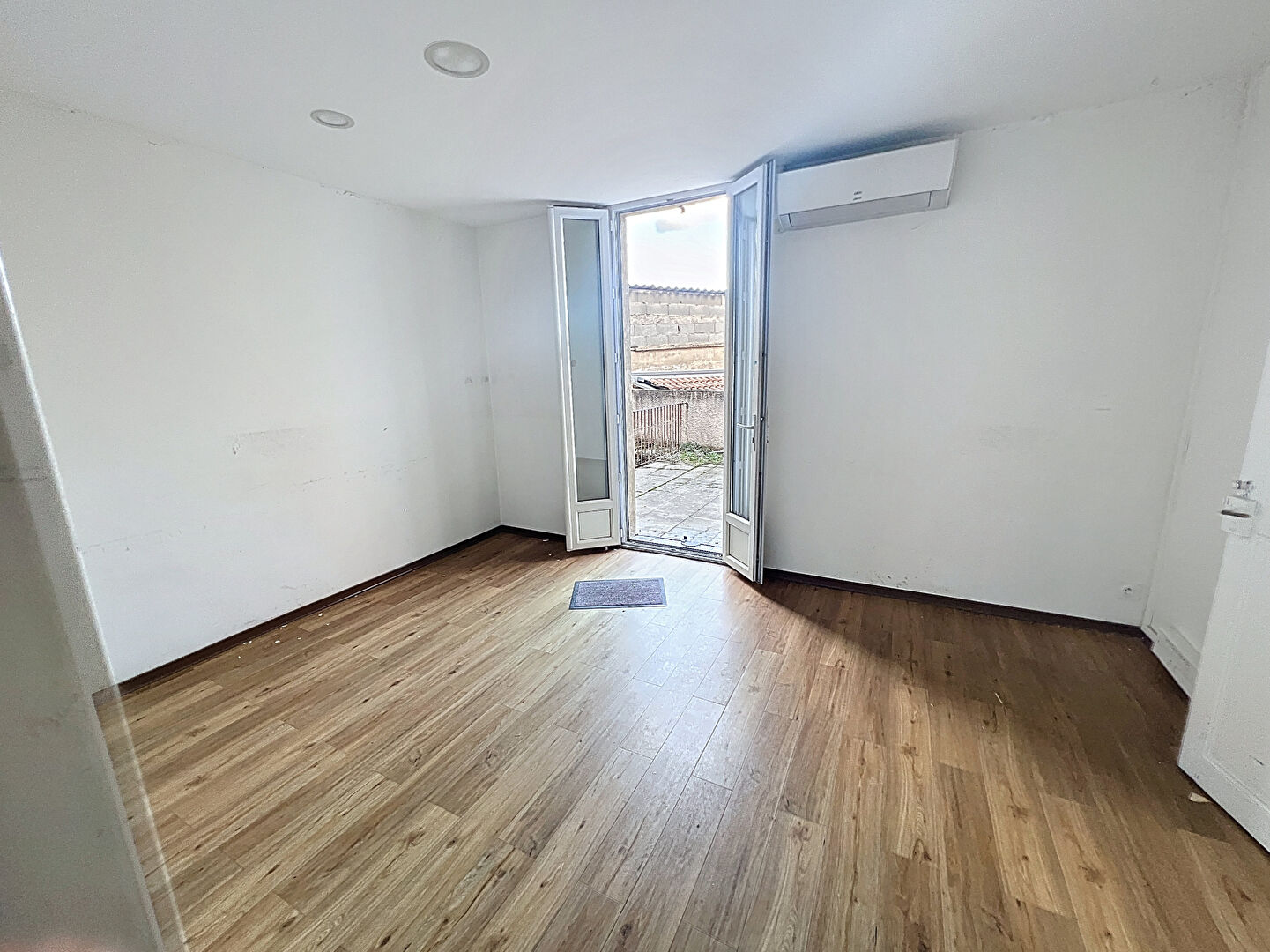 Photo Local commercial avec appartement et terrasse image 6/6