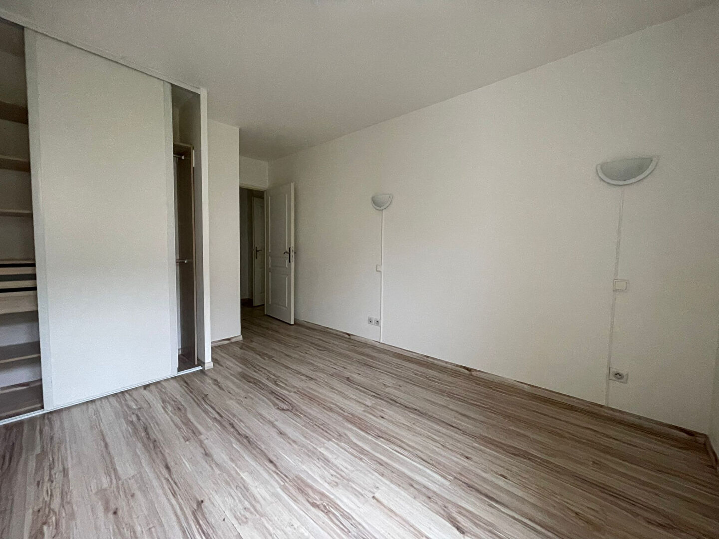 Photo CROIX FLEURY - APPARTEMENT T.3 - 64M² - CAVE TERRASSE / JARDIN ET PARKING - REFAIT A NEUF image 4/6