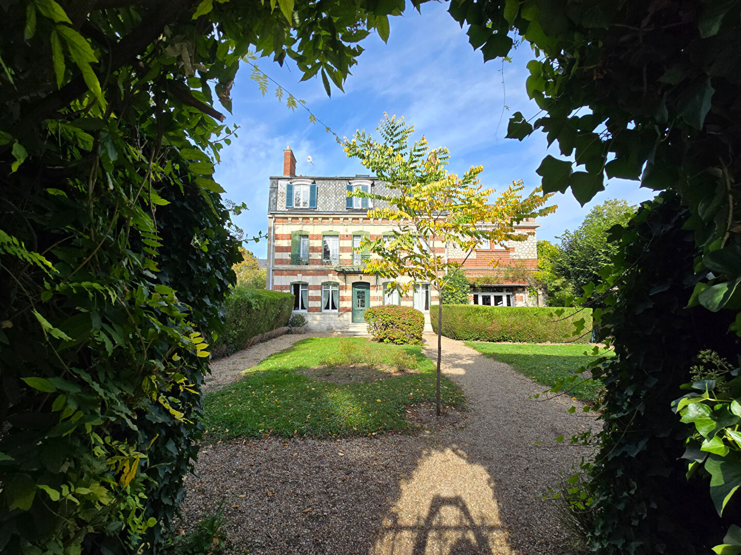 Superbe T4 dans l'ancien - quartier Madeleine / Dunois - avec garage et terrasse.