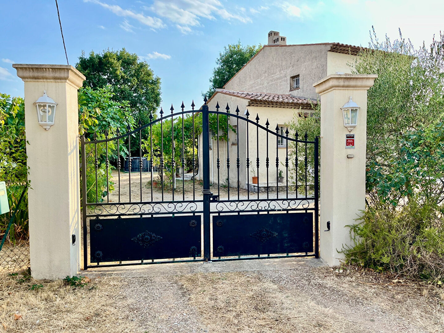 Photo MAISON + 2 GARAGES / ATELIERS + GRAND TERRAIN DE 2650 m². image 4/6