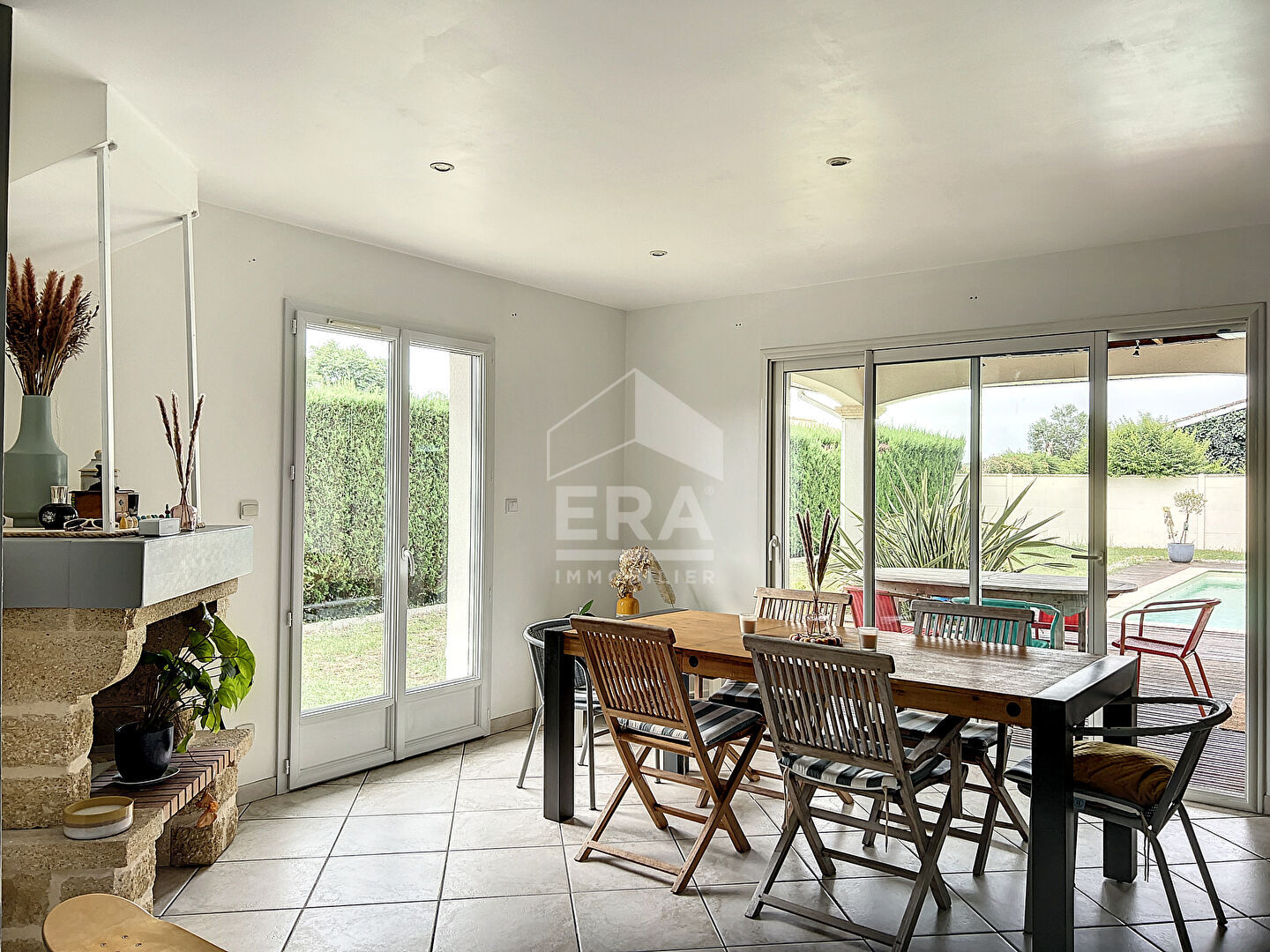 Photo SOUSSANS Maison 6 pièces 150 m2 avec grand jardin, garage et piscine - MARGAUX image 3/6