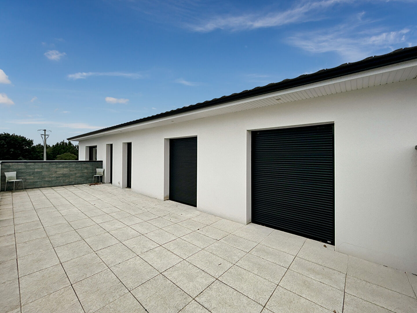 Photo AMBARES ET LAGRAVE (33440) - Immeuble - bureaux + dépôt + appartement parking image 2/6