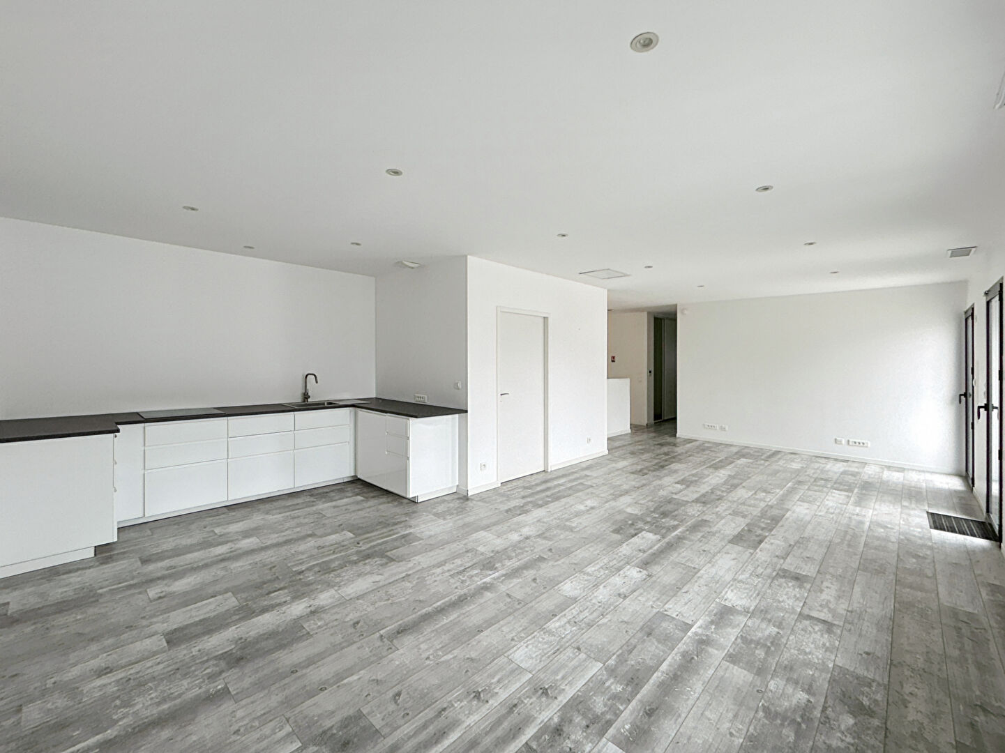 Photo AMBARES ET LAGRAVE (33440) - Immeuble - bureaux + dépôt + appartement parking image 3/6