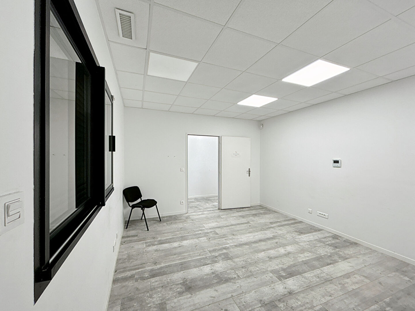 Photo AMBARES ET LAGRAVE (33440) - Immeuble - bureaux + dépôt + appartement parking image 4/6