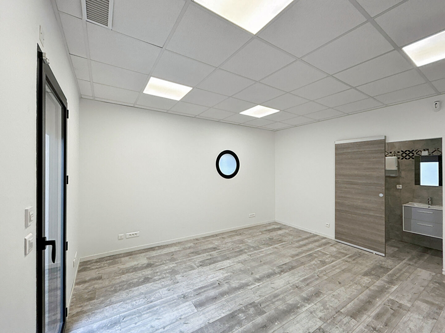 Photo AMBARES ET LAGRAVE (33440) - Immeuble - bureaux + dépôt + appartement parking image 5/6