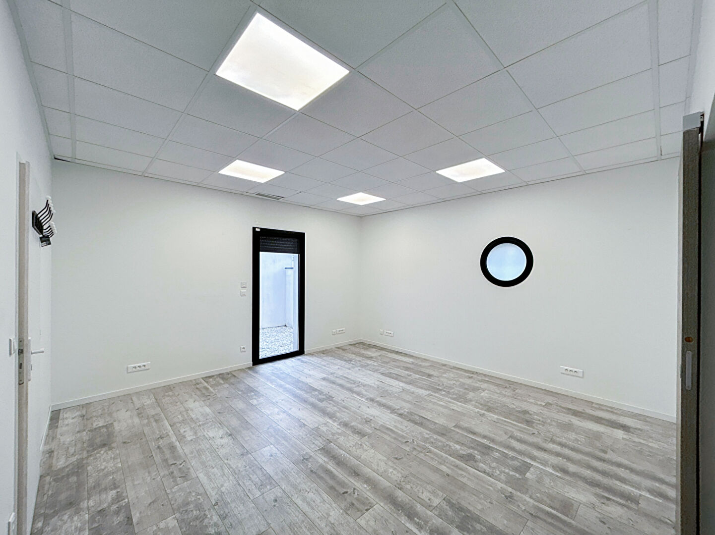 Photo AMBARES ET LAGRAVE (33440) - Immeuble - bureaux + dépôt + appartement parking image 6/6