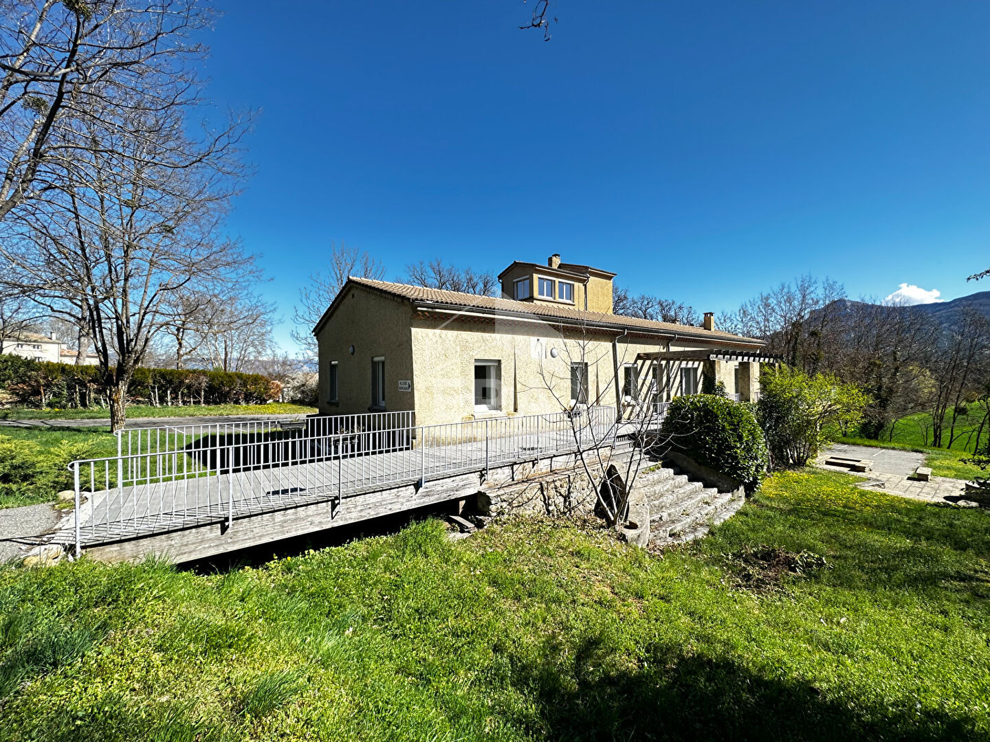 Ensemble immobilier à usage professionnel ou d'habitation, Sisteron, Alpes de Haute Provence