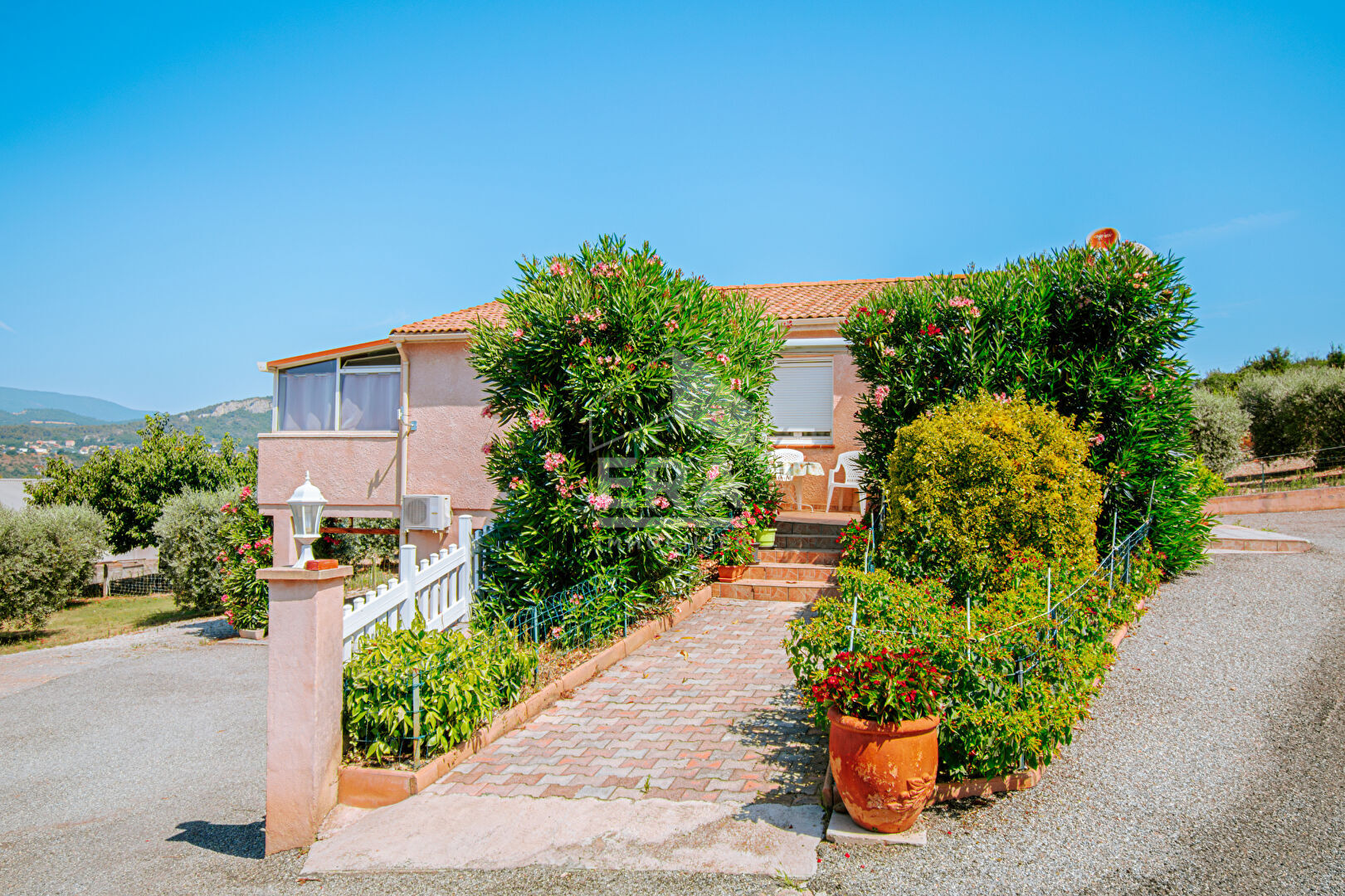 Villa L Escale , grand terrain agricole et dépendances