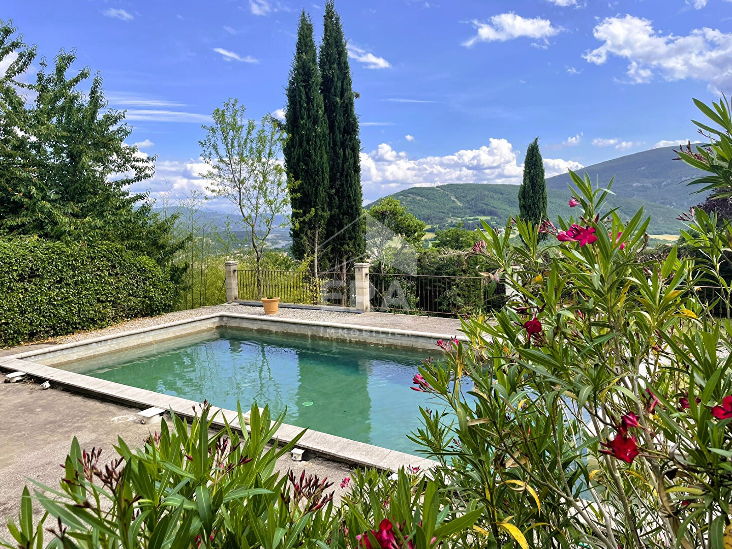 Photo Maison en pierre d'exception à vendre à Sisteron sur env. 2700 m² de terrain. image 2/6