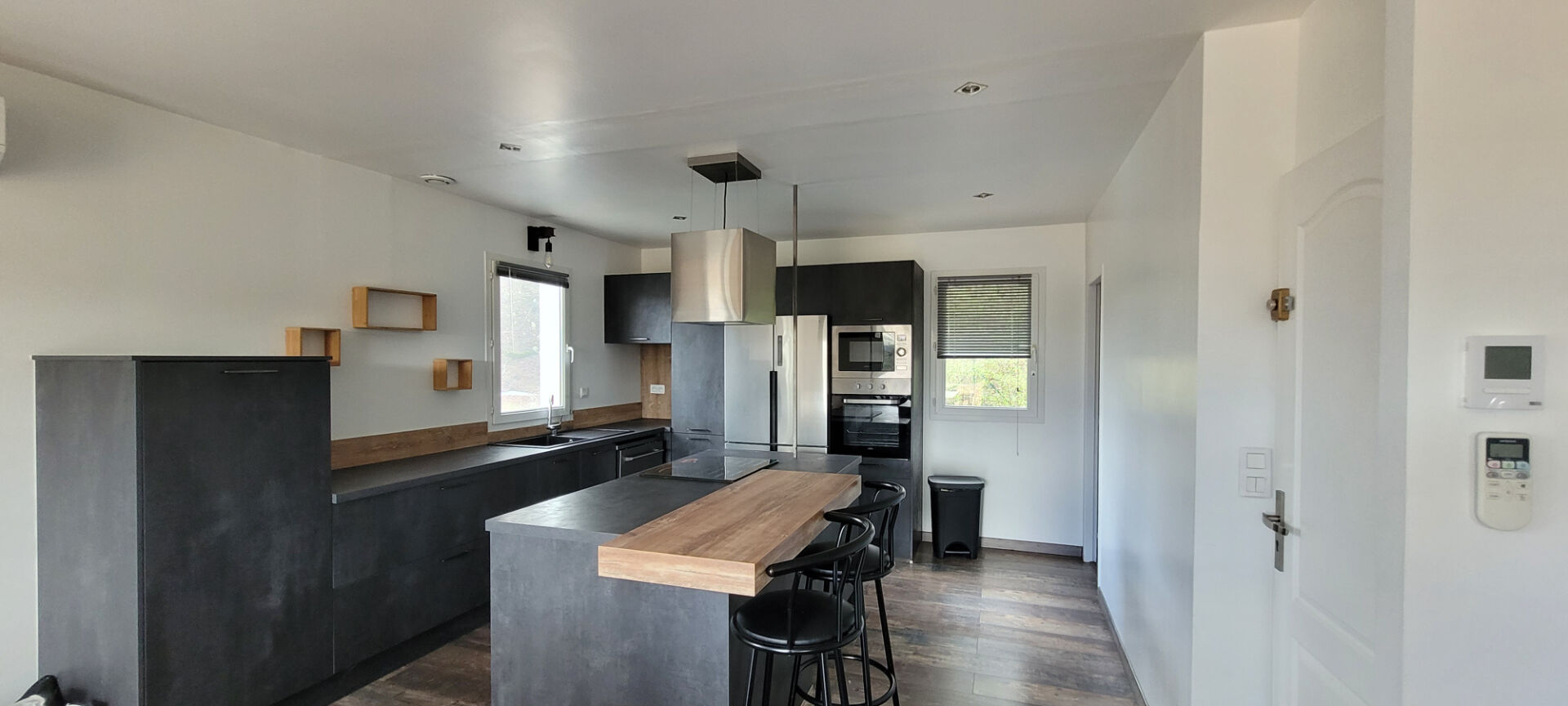 Photo Haut de Villa meublé- Aiglun 5 pièce(s) 108.56 m2 - 1150 HC image 2/6