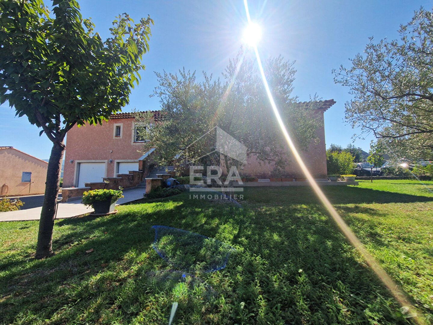 À vendre ? Maison de plain-pied avec studio indépendant, piscine et prestations haut de gamme