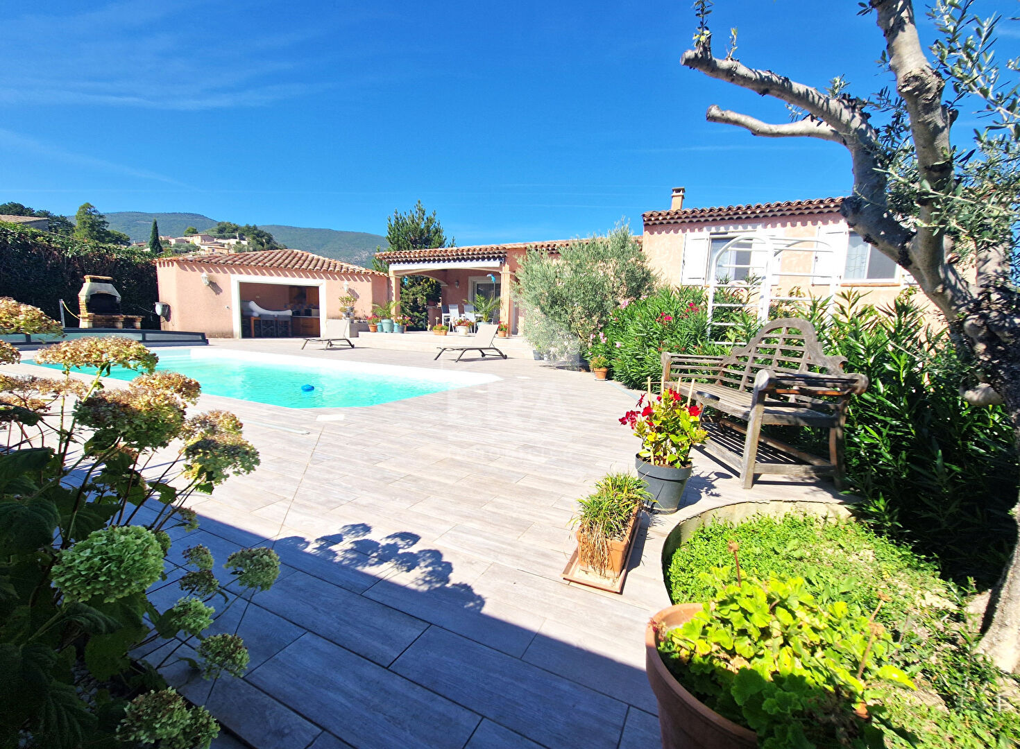 Photo À vendre ? Maison de plain-pied avec studio indépendant, piscine et prestations haut de gamme image 2/6
