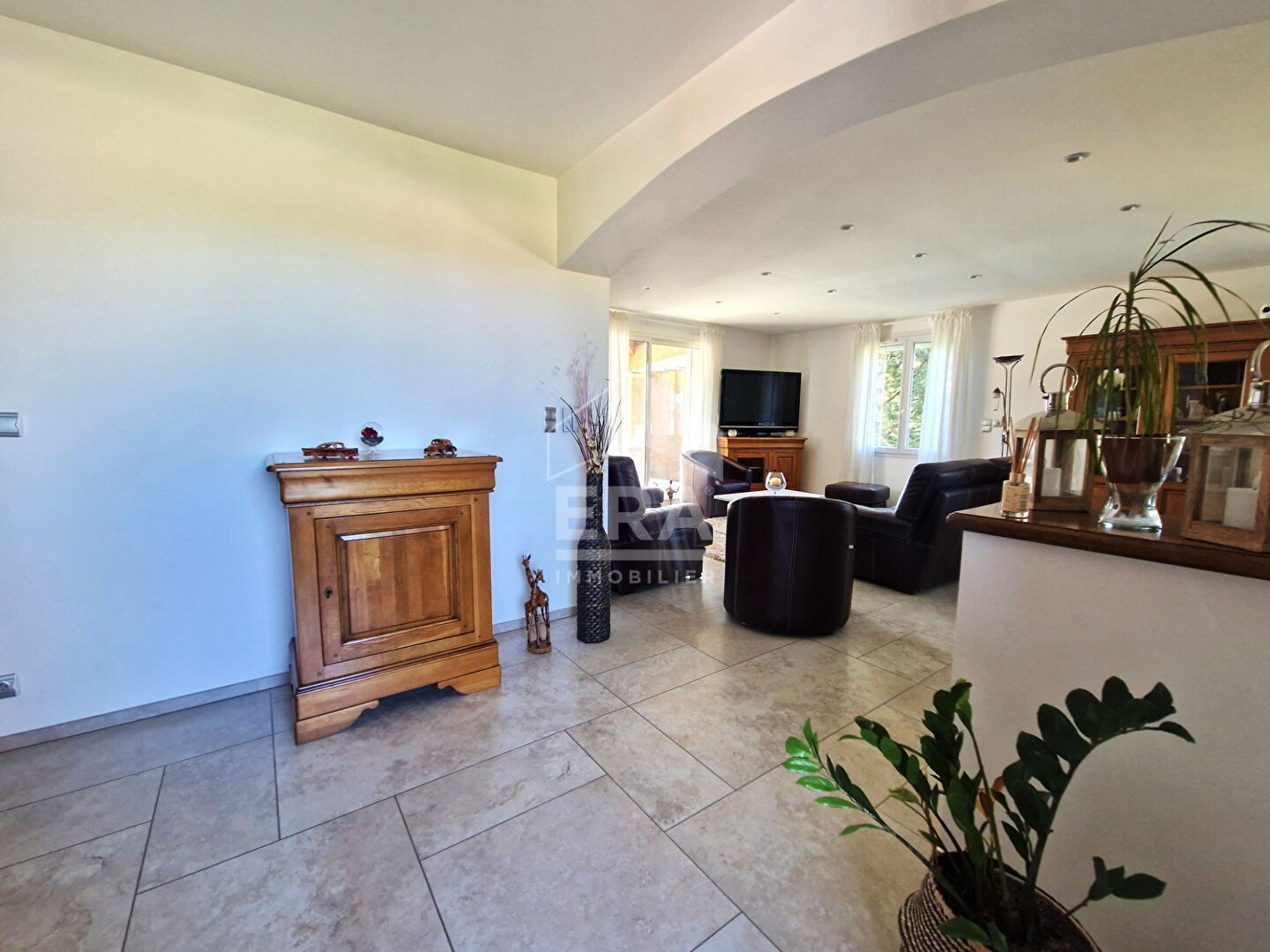 Photo À vendre ? Maison de plain-pied avec studio indépendant, piscine et prestations haut de gamme image 5/6