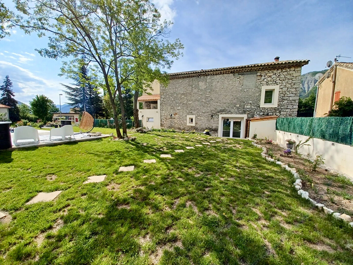 Maison en pierre rénovée avec piscine et studio indépendant aux Omergues, Alpes de haute Provence