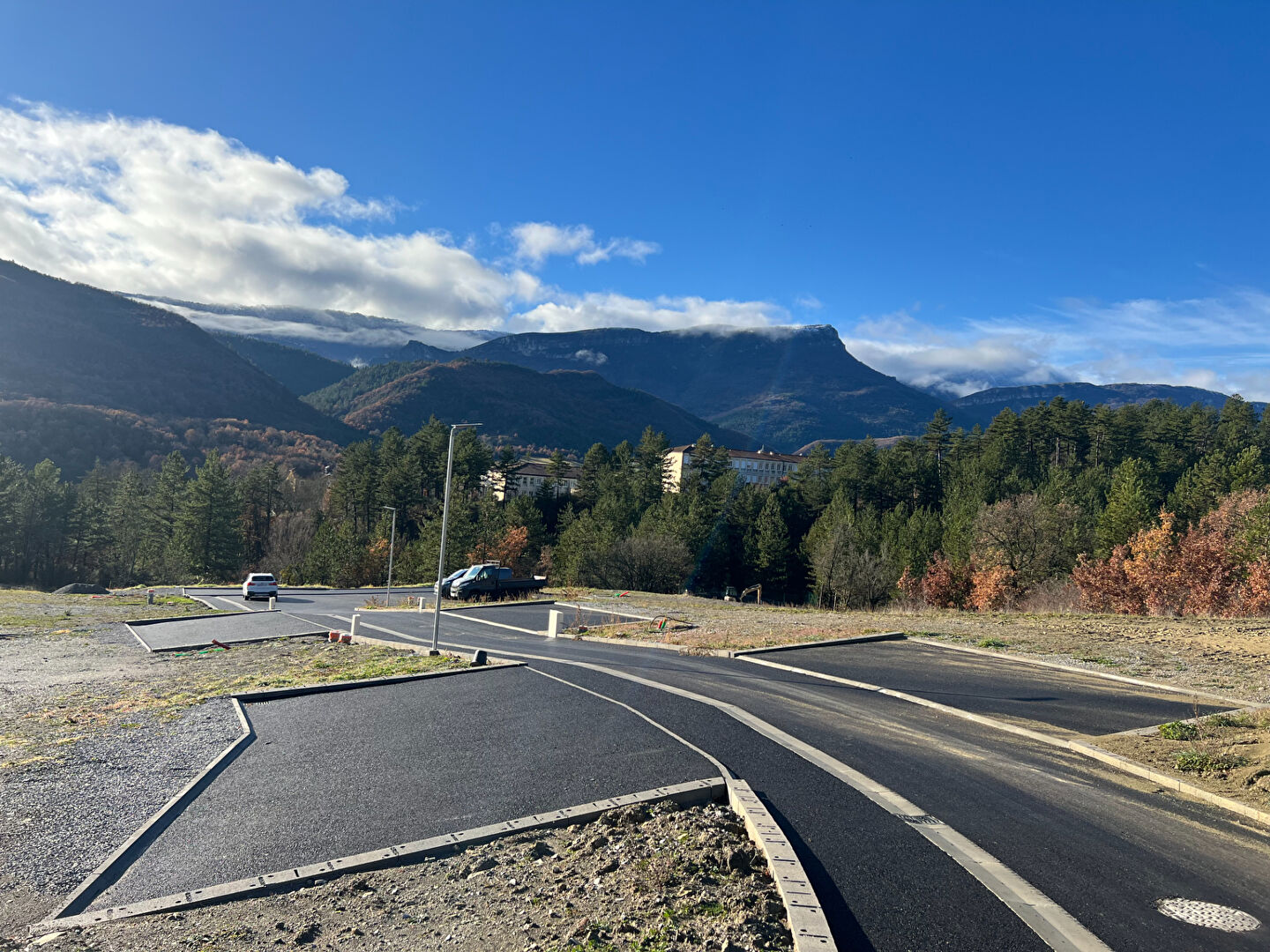 A vendre : Terrain constructible viabilisé d'une surface de 1500m² dans un environnement incroyable à 5 minutes de Sisteron, Alpes de haute Provence