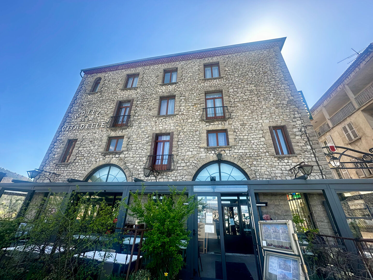 À vendre : fonds de commerce de l'Hôtel de la Citadelle, établissement de charme situé ndans un cadre unique à Sisteron, avec une vue panoramique exceptionnelle sur la citadelle et la vallée de la Durance.