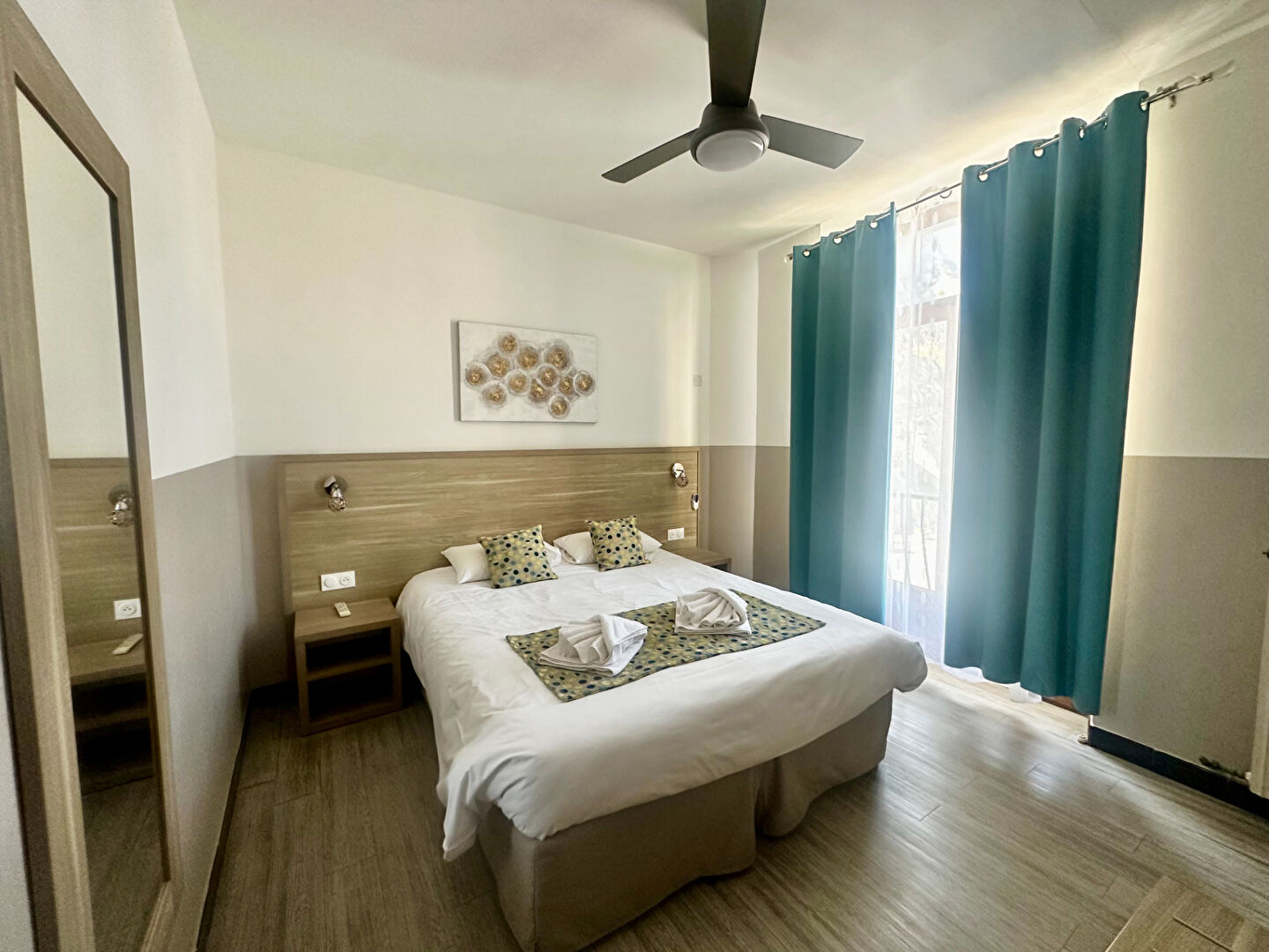 Photo À vendre : fonds de commerce de l'Hôtel de la Citadelle, établissement de charme situé ndans un cadre unique à Sisteron, avec une vue panoramique exceptionnelle sur la citadelle et la vallée de la Durance. image 3/6