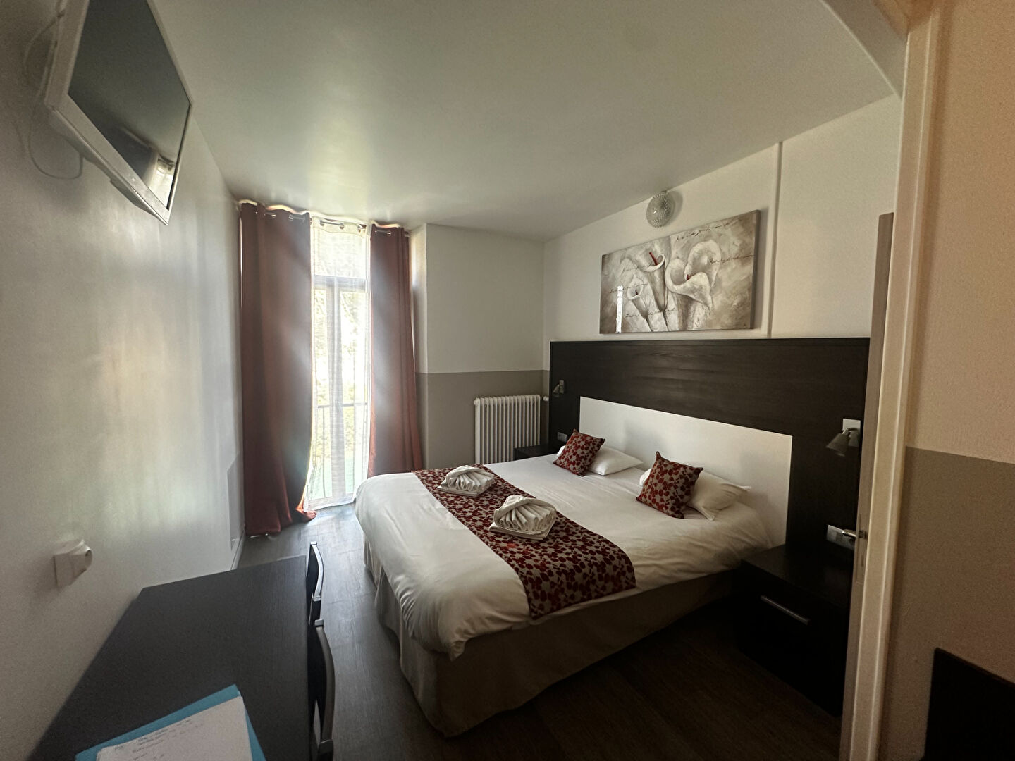 Photo À vendre : fonds de commerce de l'Hôtel de la Citadelle, établissement de charme situé ndans un cadre unique à Sisteron, avec une vue panoramique exceptionnelle sur la citadelle et la vallée de la Durance. image 4/6