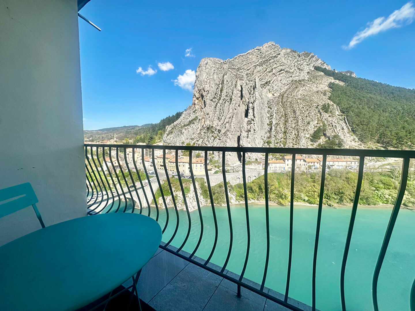 Photo À vendre : fonds de commerce de l'Hôtel de la Citadelle, établissement de charme situé ndans un cadre unique à Sisteron, avec une vue panoramique exceptionnelle sur la citadelle et la vallée de la Durance. image 6/6