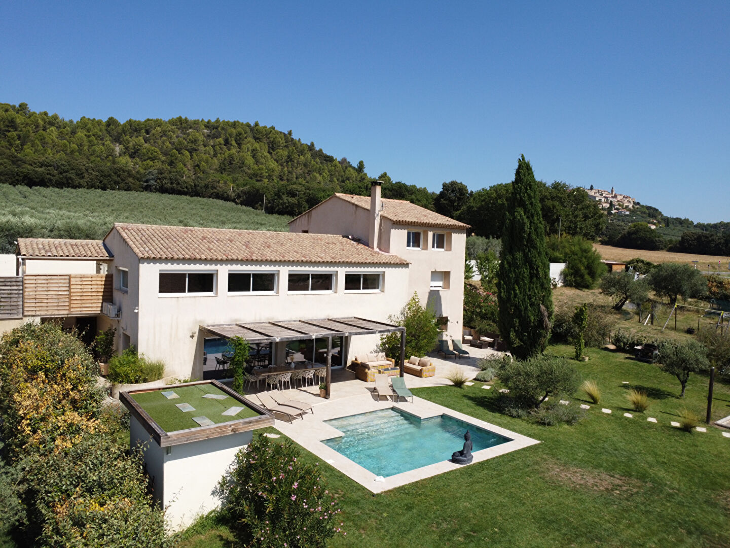 Maison à vendre en Provence proche AIX EN PROVENCE, avec vue et piscine. / Exceptional Provençal Property with Pool, Panoramic Views & Event Space