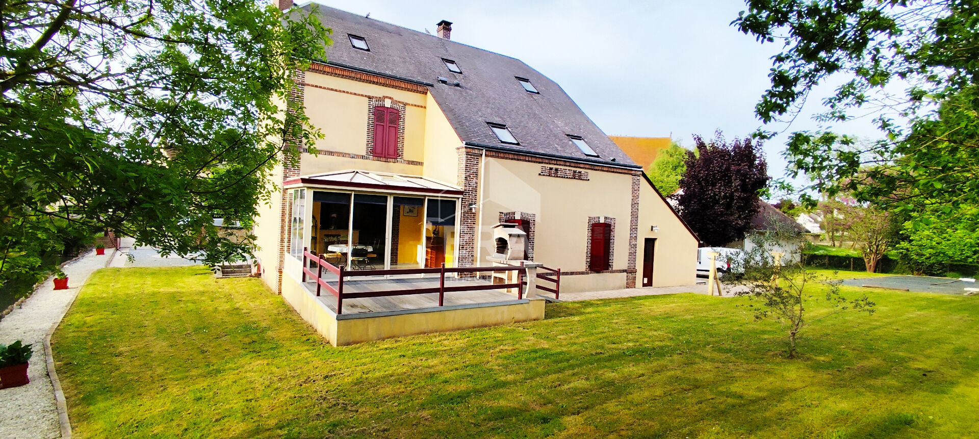 Propriété dans un cadre verdoyant !