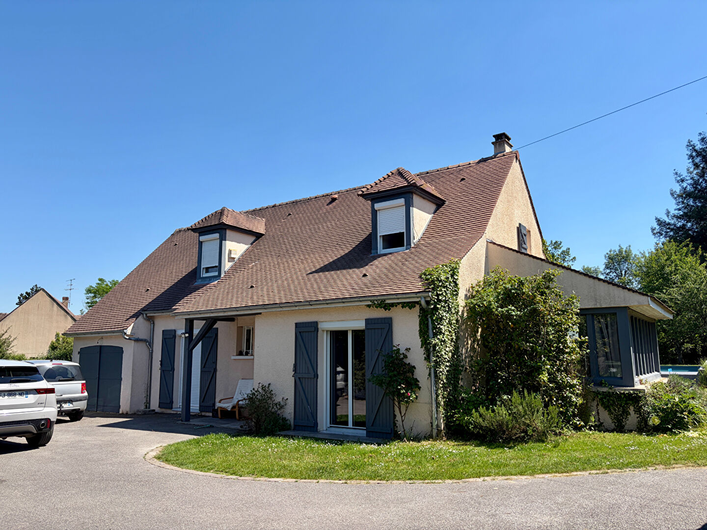 Maison familiale avec piscine à débordement, suite parentale et grand terrain, Secteur calme et recherché à Grosrouvre (78)