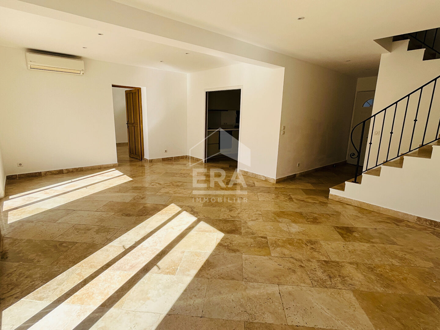 Photo La Chevalière - Maison climatisée T6 de 140m² avec jardin image 3/6