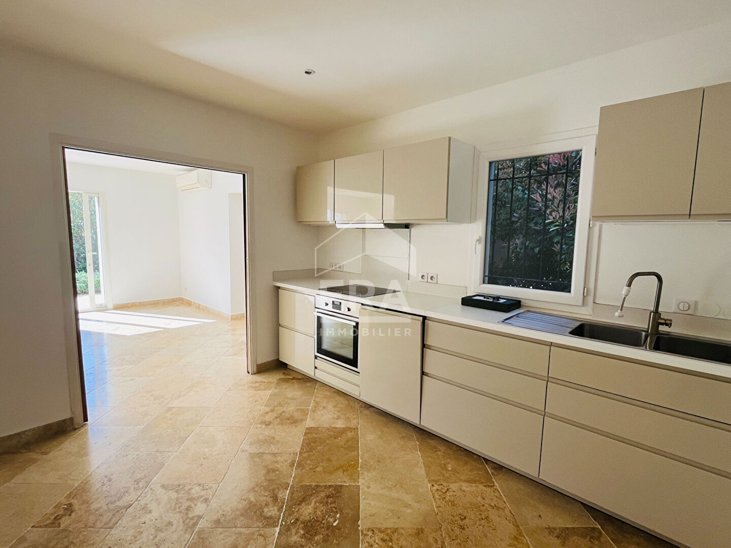 Photo La Chevalière - Maison climatisée T6 de 140m² avec jardin image 4/6