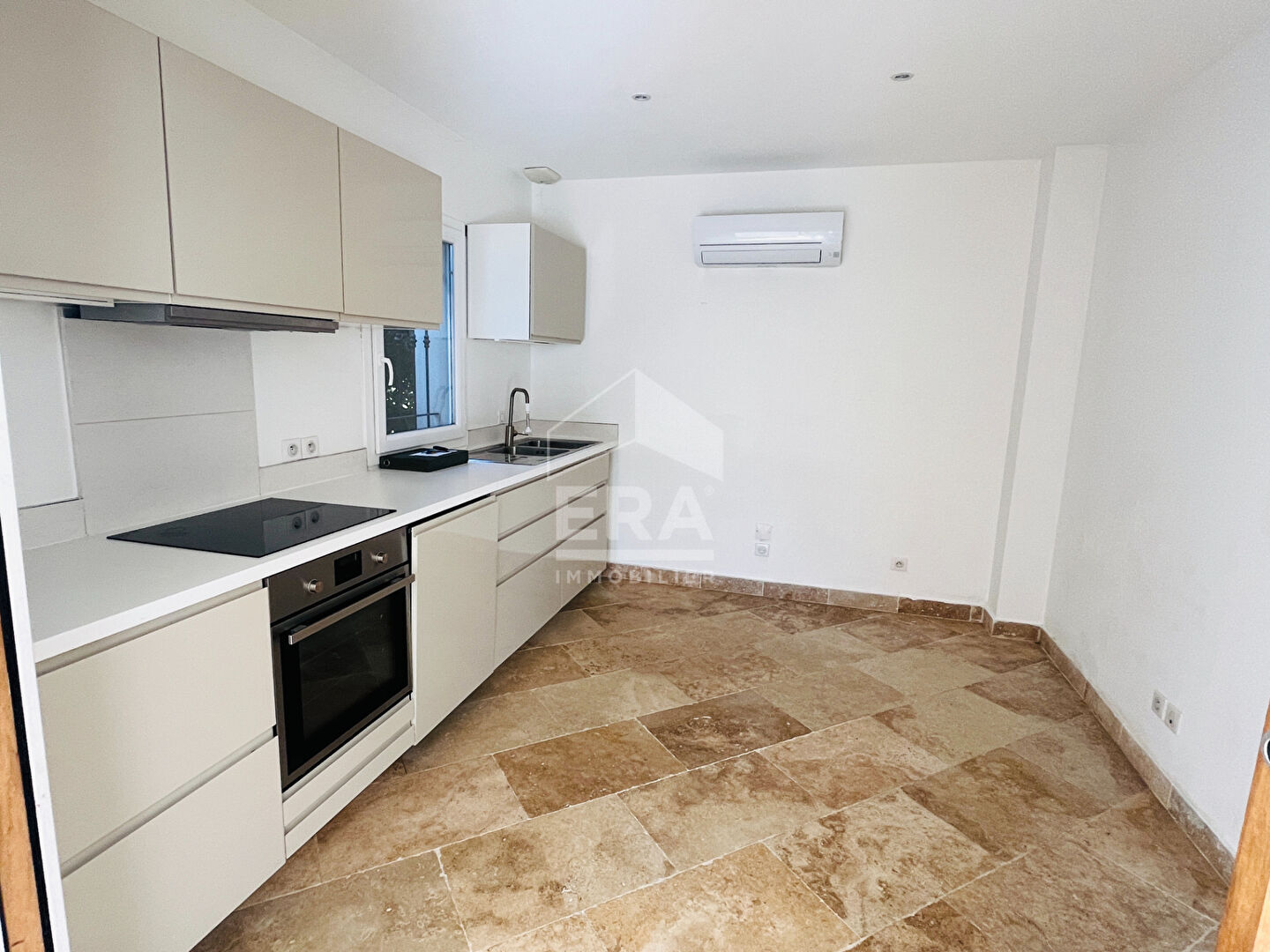 Photo La Chevalière - Maison climatisée T6 de 140m² avec jardin image 5/6