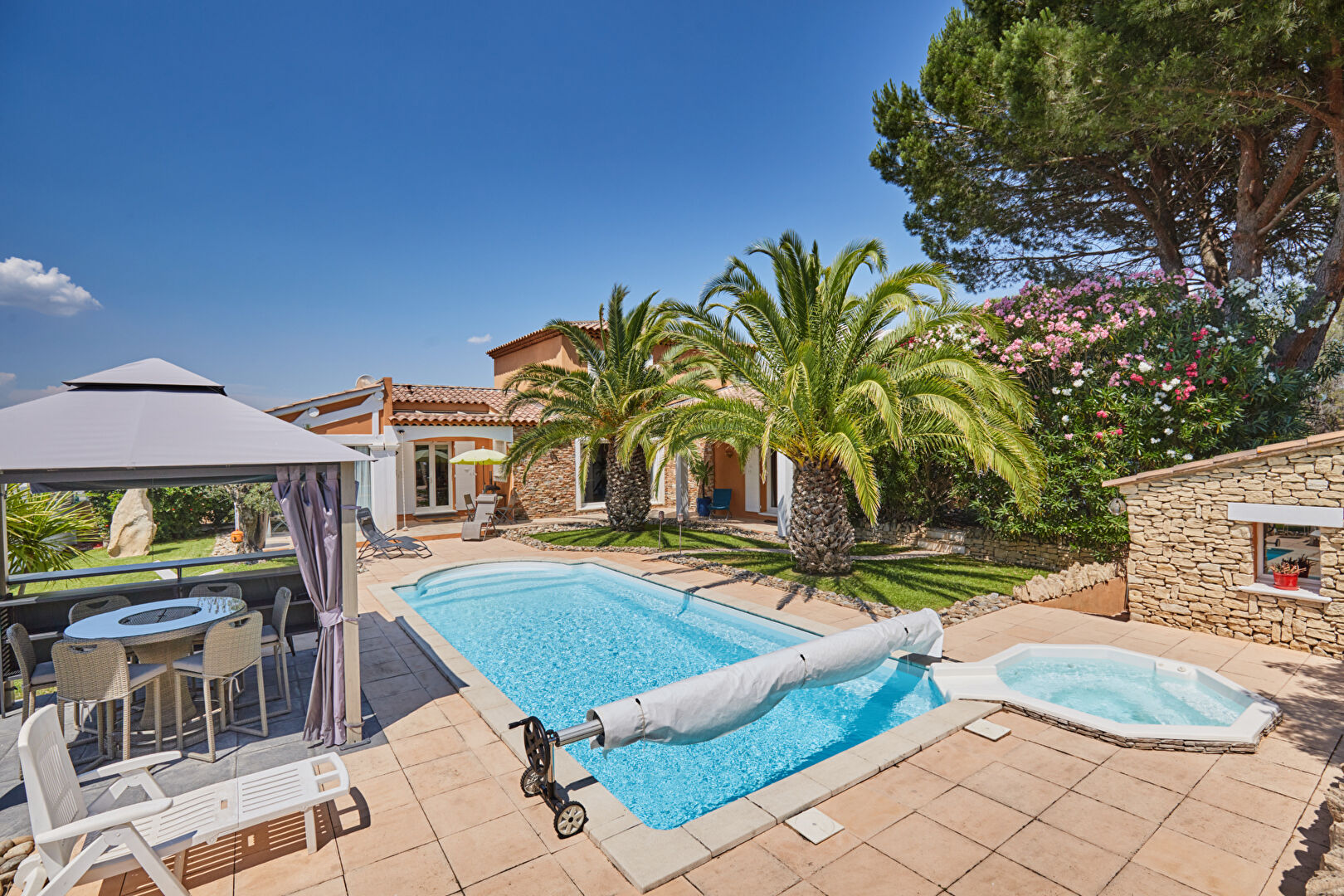 Votre havre de paix à Alleins, Villa lumineuse avec piscine et jardin