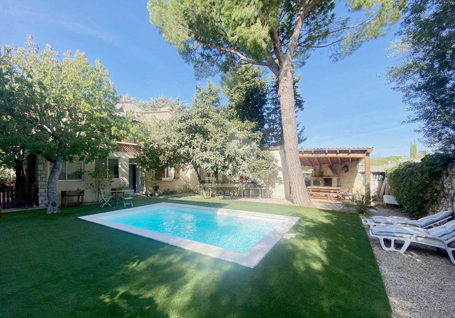 Maison Familiale Spacieuse avec Piscine et Dépendance à CHARLEVAL