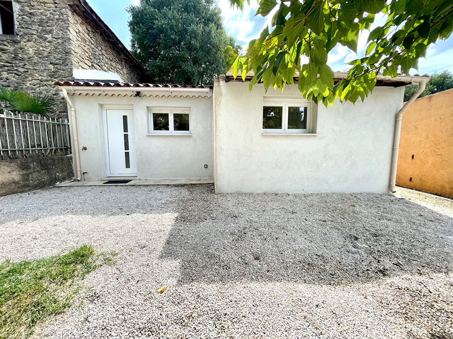 Photo Maisonnette neuve avec terrasse et stationnement image 1/6